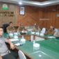 Sekda Aceh, M. Nasir, S.IP, MPA di dampingi SKPA terkait memimpin Rakor via zoom meeting bersama Tim SAR & BMKG di ruang rapat kerja Sekda Aceh, Senin, 13 April 2026.