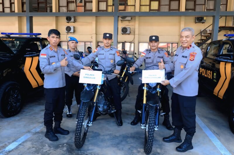 Kapolda Aceh Irjen Pol. Marzuki Ali Basyah (tengah) menyerahkan kunci kendaraan dinas secara simbolis kepada perwakilan Polres Subulussalam dan Polres Simeulue di Kantor Biro Logistik Polda Aceh, Banda Aceh, Senin (13/4/2026).