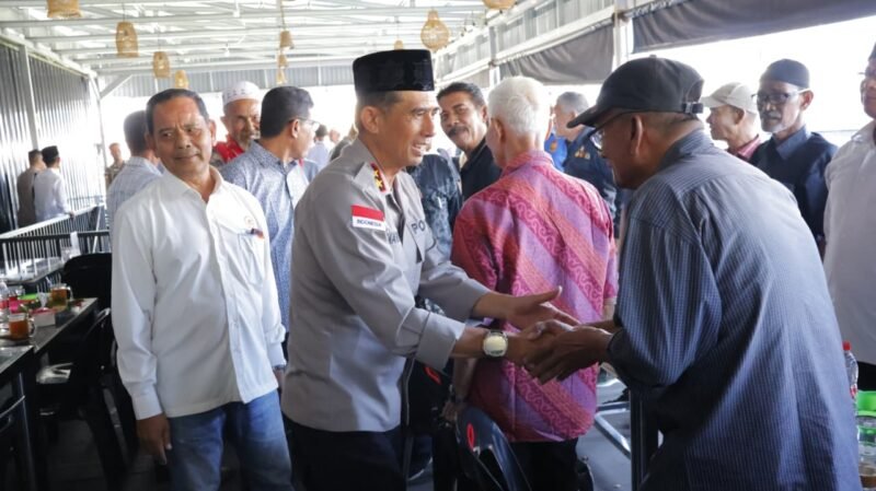 Kapolda Aceh, Irjen Pol. Drs. Marzuki Ali Basyah, M.M, menyerahkan bingkisan secara simbolis kepada perwakilan Purnawirawan Polri dan Warakawuri saat acara Halal Bihalal di Batoh, Banda Aceh, Selasa (14/4/2026).