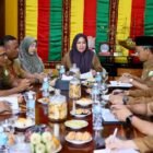 Ketua TP PKK Aceh Marlina Muzakir, selaku Ketua Pembina Posyandu Aceh, memimpin Rapat Koordinasi Persiapan Peringatan Hari Posyandu Nasional, di ruang adat Meuligoe Gubernur Aceh, Selasa (14/4/2026).