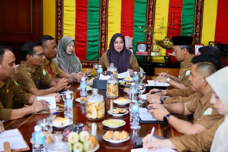 Ketua TP PKK Aceh Marlina Muzakir, selaku Ketua Pembina Posyandu Aceh, memimpin Rapat Koordinasi Persiapan Peringatan Hari Posyandu Nasional, di ruang adat Meuligoe Gubernur Aceh, Selasa (14/4/2026).