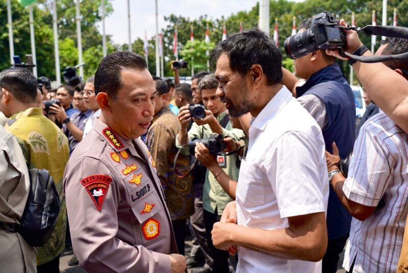 Gubernur Aceh, Muzakir Manaf (Mualem), berbincang bersama Menko Polkam Djamari Chaniago dalam acara Silaturahmi dan Dialog Bidang Politik dan Keamanan di Gedung Utama Kemenko Polkam, Jakarta, Selasa (14/4/2026).