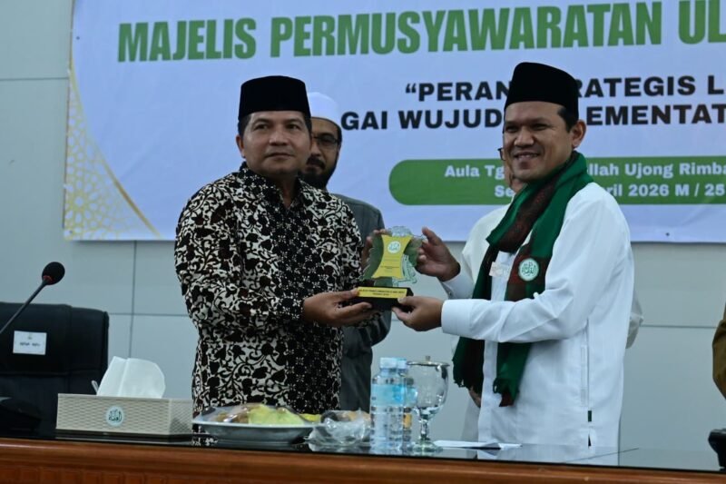 Staf Ahli Bupati Adi Darma SPd MPd, menghadiri Rakor MPU se-Aceh tahun 2026 di Aula Tgk H Abdullah Ujong Rimba, Komplek MPU Aceh, Kecamatan Darul Imarah, Kabupaten Aceh Besar, Selasa (14/4/2026). FOTO/ MC ACEH BESAR
