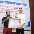 Sekretaris Daerah Aceh memberikan sambutan sekaligus membuka secara resmi kegiatan Uji Kompetensi Wartawan (UKW) dan Seminar Nasional AMSI Aceh 2026 di Hotel Ayani, Banda Aceh, Rabu (15/4/2026).