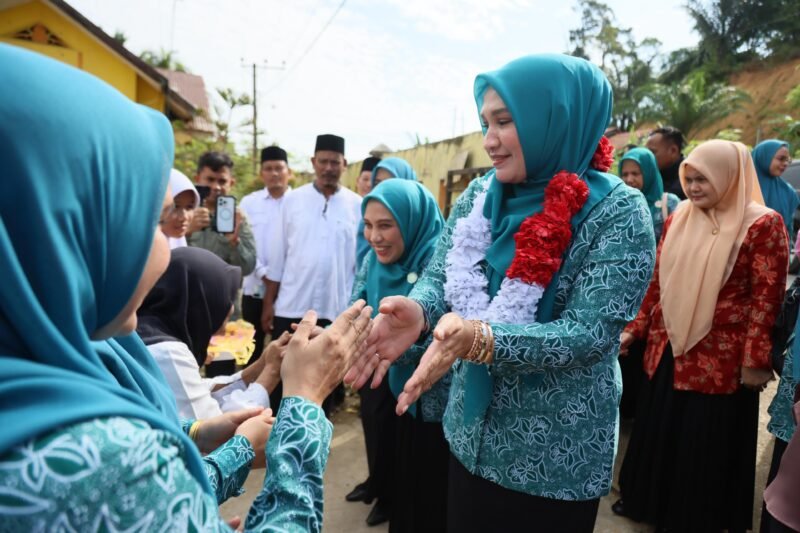 Bunda Guru Aceh Marlina Muzakir, didampingi Ketua Dharma Wanita Persatuan Aceh Malahayati, membagikan paket seragam sekolah dan paket olahan serba ikan kepada sisa-siswi SD Negeri Tanah Rata, Gampong Tanah Rata Kecamatan Peureulak, Rabu (15/4/2026).
