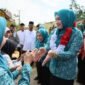 Bunda Guru Aceh Marlina Muzakir, didampingi Ketua Dharma Wanita Persatuan Aceh Malahayati, membagikan paket seragam sekolah dan paket olahan serba ikan kepada sisa-siswi SD Negeri Tanah Rata, Gampong Tanah Rata Kecamatan Peureulak, Rabu (15/4/2026).
