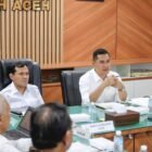 Wakil Gubernur Aceh, Fadhlullah (Dek Fadh), didampingi Sekda Aceh, Nasir Syamaun, memimpin rapat koordinasi bersama para guru besar dan akademisi di Ruang Rapat Sekda Aceh, Banda Aceh, Rabu (15 April 2026).