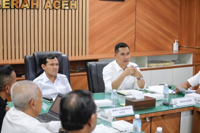 Wakil Gubernur Aceh, Fadhlullah (Dek Fadh), didampingi Sekda Aceh, Nasir Syamaun, memimpin rapat koordinasi bersama para guru besar dan akademisi di Ruang Rapat Sekda Aceh, Banda Aceh, Rabu (15 April 2026).