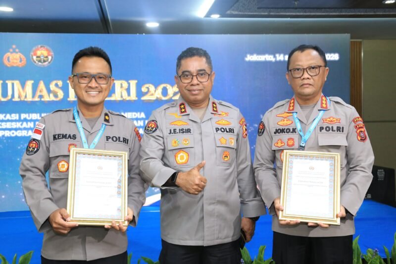 Kabid Humas Polda Aceh, Kombes Pol. Joko Krisdiyanto, S.I.K., menunjukkan penghargaan yang diraih Bidhumas Polda Aceh dalam Rakernis Humas Polri 2026 di Jakarta, Rabu (15/4/2026).