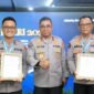 Kabid Humas Polda Aceh, Kombes Pol. Joko Krisdiyanto, S.I.K., menunjukkan penghargaan yang diraih Bidhumas Polda Aceh dalam Rakernis Humas Polri 2026 di Jakarta, Rabu (15/4/2026).