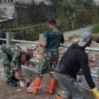 Anggota Koramil 06/Bukit Kodim 0119/BM bersama warga Desa Sedie Jadi melakukan pengecatan (finishing) pembatas Jembatan Aramco di Kecamatan Bukit, Bener Meriah, Selasa (14/04/2026). 