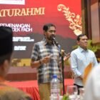 Gubernur Aceh Muzakir Manaf didampingi Wakil Gubernur Fadhlullah memberikan sambutan dalam acara silaturahmi bersama relawan dan masyarakat di Anjong Mon Mata, Banda Aceh, Rabu (15/4/2026).