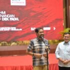 Gubernur Aceh Muzakir Manaf (Mualem) memberikan klarifikasi terkait kelanjutan program Jaminan Kesehatan Aceh (JKA) saat bertemu relawan di Banda Aceh, Rabu (15/4/2026).