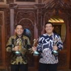 Direktur Keuangan dan Manajemen Risiko PT Solusi Bangun Indonesia Tbk, Asruddin (kiri) bersama Direktur Operasi, Edi Sarwono (kanan), menerima 3 PROPER Hijau 2025 untuk Pabrik Lhoknga, Pabrik Cilacap dan Pabrik Tuban dari Kementerian Lingkungan Hidup Republik Indonesia di Sasono Langen Budoyo, Taman Mini Indonesia Indah, Jakarta, Selasa (7/4).