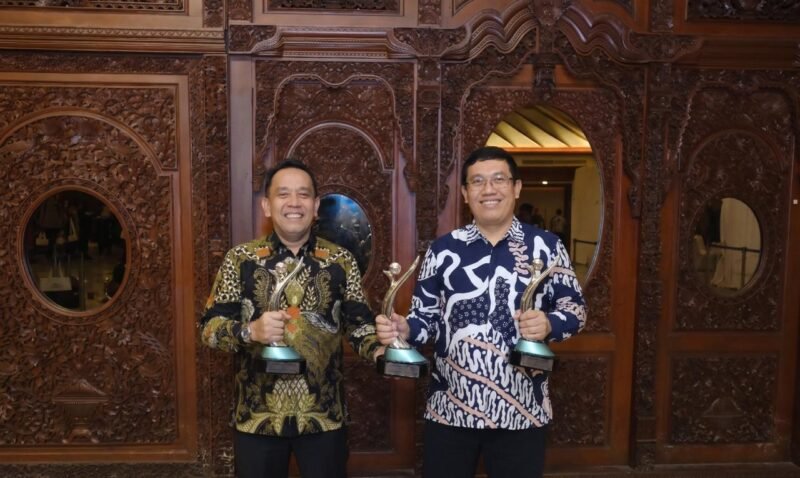  Direktur Keuangan dan Manajemen Risiko PT Solusi Bangun Indonesia Tbk, Asruddin (kiri) bersama Direktur Operasi, Edi Sarwono (kanan), menerima 3 PROPER Hijau 2025 untuk Pabrik Lhoknga, Pabrik Cilacap dan Pabrik Tuban dari Kementerian Lingkungan Hidup Republik Indonesia di Sasono Langen Budoyo, Taman Mini Indonesia Indah, Jakarta, Selasa (7/4).