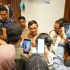 Wakil Gubernur Aceh, Fadhlullah, memberikan arahan dalam sesi Uji Kompetensi Wartawan (UKW) dan Seminar Nasional di Hotel Ayani, Banda Aceh, Kamis (16/4/2026).