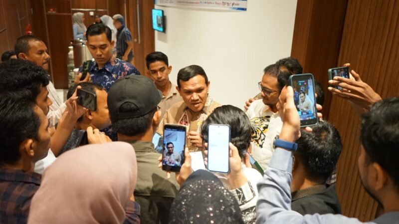 Wakil Gubernur Aceh, Fadhlullah, memberikan arahan dalam sesi Uji Kompetensi Wartawan (UKW) dan Seminar Nasional di Hotel Ayani, Banda Aceh, Kamis (16/4/2026).