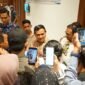 Wakil Gubernur Aceh, Fadhlullah, memberikan arahan dalam sesi Uji Kompetensi Wartawan (UKW) dan Seminar Nasional di Hotel Ayani, Banda Aceh, Kamis (16/4/2026).