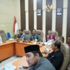 Wakil Bupati Aceh Besar Drs H Syukri didampingi Plh Sekdakab Aceh Besar Abdullah Ssos, para Staf Ahli Bupati dan Kepala OPD mengikuti Talk Show Pencegahan Korupsi bagi Pimpinan Daerah yang digelar oleh BPSDM Kemendagri tahun 2026 melalui zoom meeting dari Aula Kantor Bupati Aceh Besar, Kamis (16/4/2026).