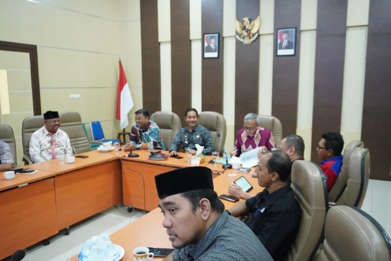 Wakil Bupati Aceh Besar Drs H Syukri didampingi Plh Sekdakab Aceh Besar Abdullah Ssos, para Staf Ahli Bupati dan Kepala OPD mengikuti Talk Show Pencegahan Korupsi bagi Pimpinan Daerah yang digelar oleh BPSDM Kemendagri tahun 2026 melalui zoom meeting dari Aula Kantor Bupati Aceh Besar, Kamis (16/4/2026).
