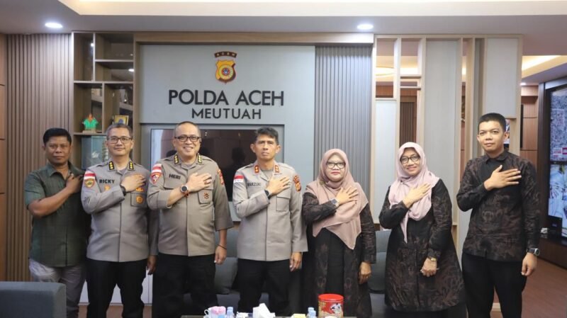 Kapolda Aceh, Irjen Pol. Drs. Marzuki Ali Basyah, M.M., saat menerima audiensi Dekan Fakultas Hukum Universitas Muhammadiyah Aceh (UNMUHA), Dr. Mainita, S.H., M.H.Kes, beserta jajaran di Mapolda Aceh, Banda Aceh, Kamis (16/4/2026). 