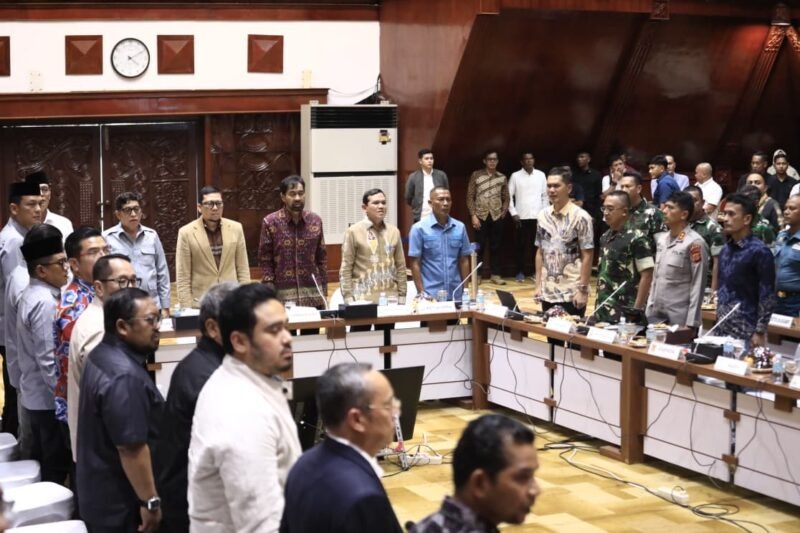  Gubernur Aceh, Muzakir Manaf (Mualem), menyampaikan sambutan dalam rapat konsultasi perubahan UUPA bersama Baleg DPR-RI di Anjong Mon Mata, Banda Aceh, Kamis (16/4/2026).