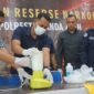 Kasatresnarkoba Polresta Banda Aceh, AKP Muhammad Jabir, bersama perwakilan Kejari Aceh Besar dan Avsec Bandara SIM, memusnahkan narkotika jenis sabu seberat 1.927,60 gram di Meuligoe Rastra Sewakottama Polresta Banda Aceh, Kamis (16/4/2026).