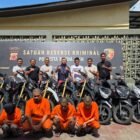 Personel Satreskrim Polresta Banda Aceh menunjukkan sejumlah unit sepeda motor hasil curian yang berhasil diamankan dari sebuah gudang di Kecamatan Jaya Baru.