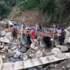 Pgs. Danramil 04/Pintu Rime Gayo, Pelda Yulianto, bersama warga Desa Uning Mas bergotong royong mempercepat pemasangan gorong-gorong Jembatan Aramco di Kecamatan Pintu Rime Gayo, Bener Meriah, Kamis (16/4/2026). 