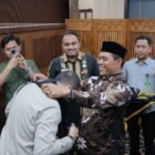 Bupati Aceh Besar Muharram Idris menyambut kedatangan rombongan Badan Legislasi DPR RI dalam kunjungan kerja ke Provinsi Aceh di Ruang VIP Bandara Internasional Sultan Iskandar Muda (SIM), Blang Bintang, Aceh Besar, Kamis (16/4/2026). FOTO/MC ACEH BESAR.