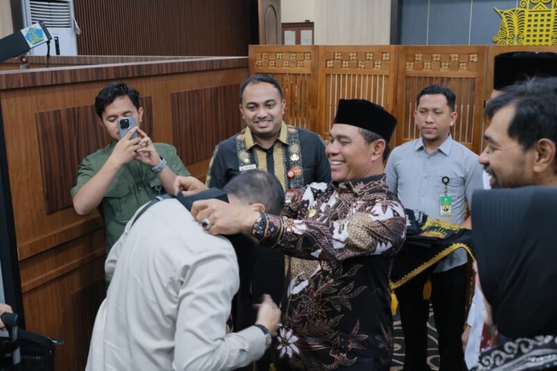 Bupati Aceh Besar Muharram Idris menyambut kedatangan rombongan Badan Legislasi DPR RI dalam kunjungan kerja ke Provinsi Aceh di Ruang VIP Bandara Internasional Sultan Iskandar Muda (SIM), Blang Bintang, Aceh Besar, Kamis (16/4/2026). FOTO/MC ACEH BESAR.