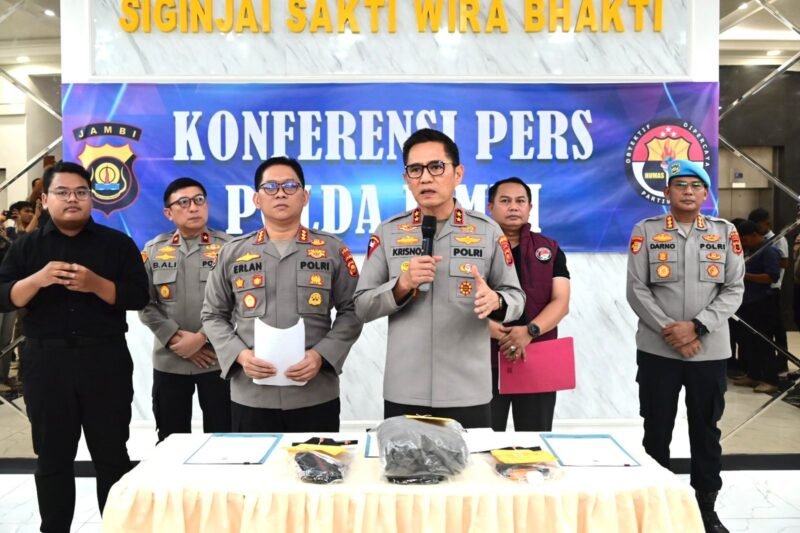 Kapolda Jambi Irjen Pol. Krisno H. Siregar didampingi pejabat utama Polda Jambi memberikan keterangan pers terkait penangkapan DPO narkotika M. Alung Ramadhan di Gedung Mapolda Jambi, Kamis (16/4/2026).