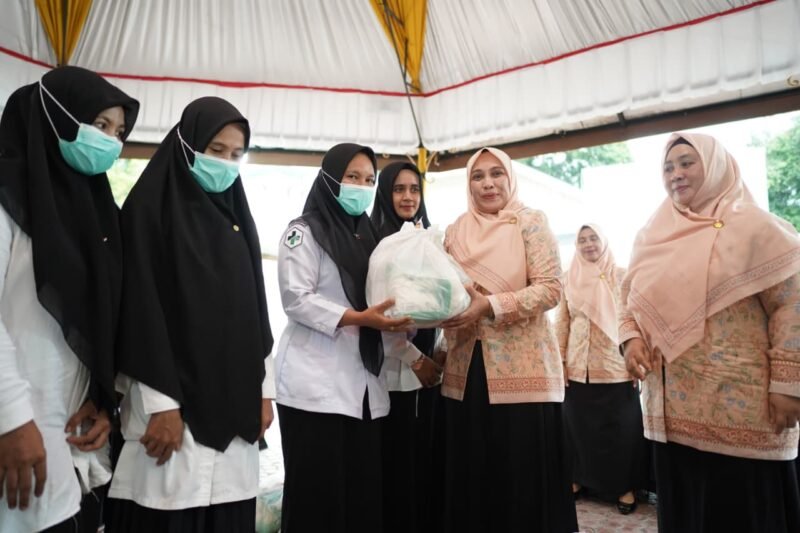 Ketua DWP Aceh, Malahayati M. Nasir (tengah), secara simbolis menyerahkan paket bantuan sembako dan wakaf Alquran kepada perwakilan keluarga ASN terdampak banjir di Pendopo Bupati Bireuen, Jumat (17/4/2026).