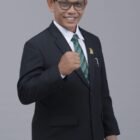 Ketua Fraksi PKB DPRK Aceh Besar, Mukhlis (tengah/dengan pose mengepalkan tangan), bersama Wakil Bupati Aceh Besar, Drs. H. Syukri A. Jalil, menunjukkan semangat kolaborasi saat melakukan survei lokasi pembangunan Kantor Camat Lembah Seulawah, Jumat (17/4/2026). 