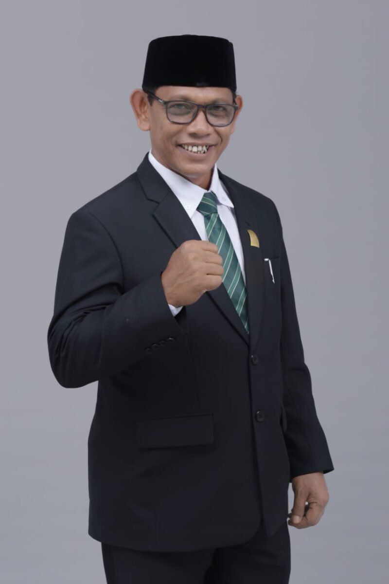 Ketua Fraksi PKB DPRK Aceh Besar, Mukhlis (tengah/dengan pose mengepalkan tangan), bersama Wakil Bupati Aceh Besar, Drs. H. Syukri A. Jalil, menunjukkan semangat kolaborasi saat melakukan survei lokasi pembangunan Kantor Camat Lembah Seulawah, Jumat (17/4/2026). 