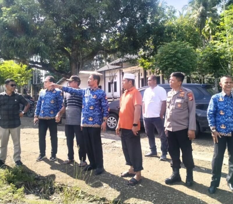 Wakil Bupati Aceh Besar didampingi Kepala Dinas PUPR Aceh Besar, Camat Lembah Seulawah, serta unsur Forkopimcam, mukim dan keuchik meninjau lokasi rencana pembangunan Kantor Camat Lembah Seulawah, Jumat (17/4/2026). FOTO/MC ACEH BESAR