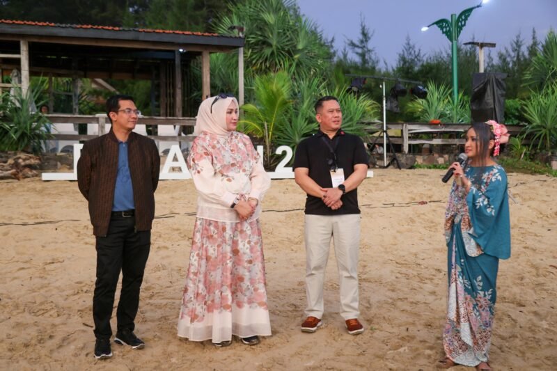 Ketua TP PKK Aceh Marlina Muzakir usai menghadiri welcome Dinner bersama para peserta International Conference on Natural and Human Disaster, yang diselenggarakan oleh International Union of Architects, di salah satu cafe di kawasan Lhok Nga, Jum’at (17/4/2026) sore.