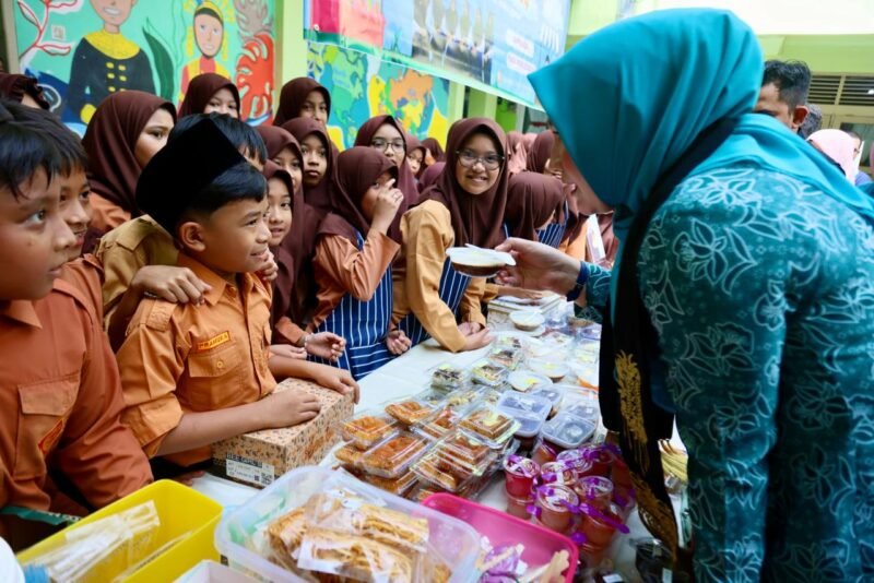 Ketua TP PKK Aceh Marlina Muzakir, selaku Ketua Forum Peningkatan Konsumsi Ikan (Forikan) Aceh, berkunjung ke Madrasah Ibtidaiyah Negeri 6 MIN Model Banda Aceh untuk mengkampanyekan Gerakan Memasyarakatkan Makan Ikan (Gemarikan), Sabtu (18/4/2026).