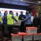 Gubernur Aceh, Muzakir Manaf di dampingi Ketua DPRA Zulfadli, Sekda Aceh M. Nasir, S.IP, MPA menerima secara simbolis bantuan Kemanusiaan korban terdampak Bencana Hidrometeorologi oleh jaringan relawan International asal Tiongkok dan Malaysia, di Restoran Meuligoe Aceh, Sabtu (18/4/2026).