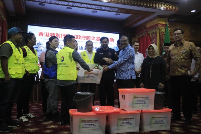 Gubernur Aceh, Muzakir Manaf di dampingi Ketua DPRA Zulfadli, Sekda Aceh M. Nasir, S.IP, MPA menerima secara simbolis bantuan Kemanusiaan korban terdampak Bencana Hidrometeorologi oleh jaringan relawan International asal Tiongkok dan Malaysia, di Restoran Meuligoe Aceh, Sabtu (18/4/2026).