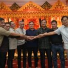 Wakil Gubernur Aceh, Fadhlullah, SE didampingi Asisten Pemerintahan dan Keistimewaan Sekda Aceh, Drs. Syakir, Asisten Administrasi Umum, Sekda Aceh, Dr. A. Mirtala dan Kepala Inspektur Aceh, Abdullah kembali menyelesaikan perselisihan antara Bupati Aceh Singkil, Safriadi Oyon, dengan Dewan Perwakilan Rakyat Kabupaten (DPRK) Aceh Singkil terkait pengesahan Rancangan APBK Tahun 2026, Sabtu malam, (18/05/2026).