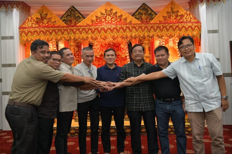 Wakil Gubernur Aceh, Fadhlullah, SE didampingi Asisten Pemerintahan dan Keistimewaan Sekda Aceh, Drs. Syakir, Asisten Administrasi Umum, Sekda Aceh, Dr. A. Mirtala dan Kepala Inspektur Aceh, Abdullah kembali menyelesaikan perselisihan antara Bupati Aceh Singkil, Safriadi Oyon, dengan Dewan Perwakilan Rakyat Kabupaten (DPRK) Aceh Singkil terkait pengesahan Rancangan APBK Tahun 2026, Sabtu malam, (18/05/2026).