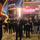 Gubernur Aceh, H. Muzakir Manaf (Mualem), menyerahkan bendera pataka organisasi kepada Ketua Umum DPP Muda Seudang terpilih, Agam Nur Muhajir, pada prosesi pelantikan pengurus masa bakti 2026-2030 di Anjong Mon Mata, Banda Aceh, Sabtu (18/4/2026) malam.