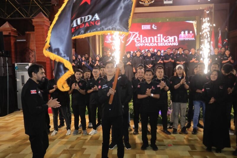 Gubernur Aceh, H. Muzakir Manaf (Mualem), menyerahkan bendera pataka organisasi kepada Ketua Umum DPP Muda Seudang terpilih, Agam Nur Muhajir, pada prosesi pelantikan pengurus masa bakti 2026-2030 di Anjong Mon Mata, Banda Aceh, Sabtu (18/4/2026) malam.