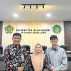  Paling Kanan, Kepala Divisi Pelayanan Hukum, Purwandani Harum Pinilihan,tengah : Penyuluh Hukum Eva Julianadan kiri : Ari Maulana, Mahasiswa KPI UINAR