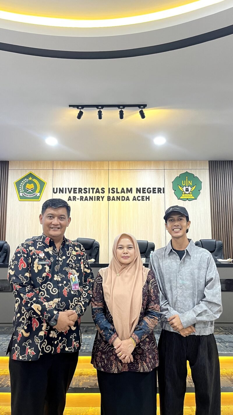  Paling Kanan, Kepala Divisi Pelayanan Hukum, Purwandani Harum Pinilihan,tengah : Penyuluh Hukum Eva Julianadan kiri : Ari Maulana, Mahasiswa KPI UINAR