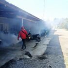 Petugas kesehatan melakukan pengasapan (fogging) di kawasan Komplek Elang Lanud Sultan Iskandar Muda (SIM), Gampong Bung Pageu, Aceh Besar, sebagai tindak lanjut penanganan kasus Demam Berdarah Dengue (DBD), Sabtu (18/4/2026). FOTO/MC ACEH BESAR.