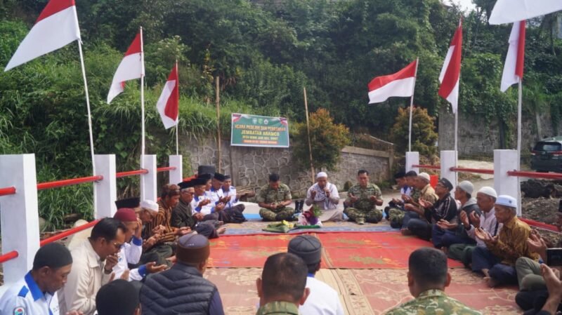 Dandim 0119/Bener Meriah, Letkol Inf Ahmad Fauzi, melakukan pemotongan pita sebagai tanda diresmikannya Jembatan Aramco di Desa Sedie Jadi, Kecamatan Bukit, Jumat (17/04/2026). 