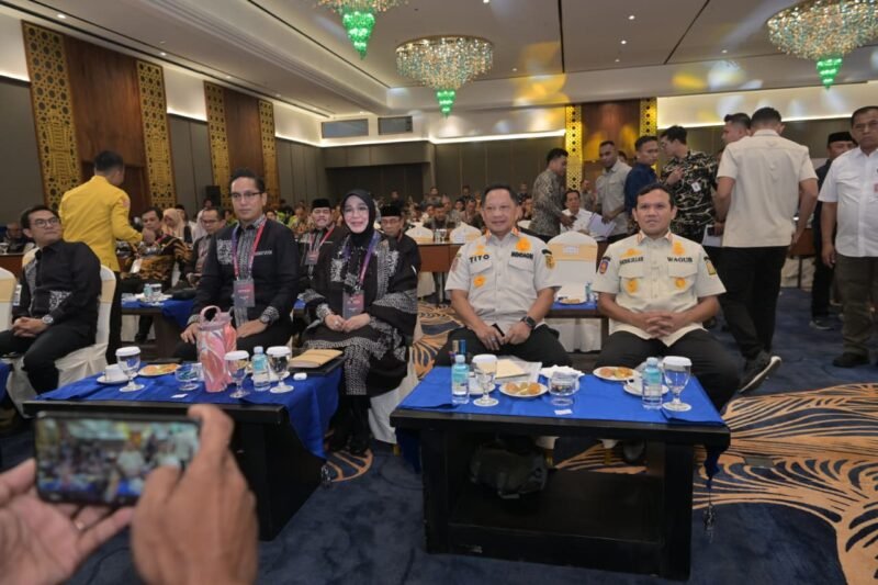 Wakil Gubernur Aceh, Fadlullah mendampingi Menteri Dalam Negeri Tito Karnavian, pada Acara Apeksi di Ballroom Hotel Kriyad Muraya Banda Aceh, (20/4/2026). 