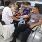 Sejumlah personel Polda Aceh sedang mendonorkan darah dalam kegiatan bakti sosial yang bekerja sama dengan PMI Kota Banda Aceh di Gedung Presisi Mapolda Aceh, Senin (20/4/2026).